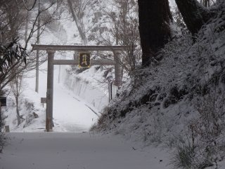 Gerbang di bawah Kuil Kinpu; salah satu dai empat gerbang menuju Gunung Sanjo