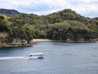 Một chiếc thuyền máy lướt nhanh trên mặt nước.