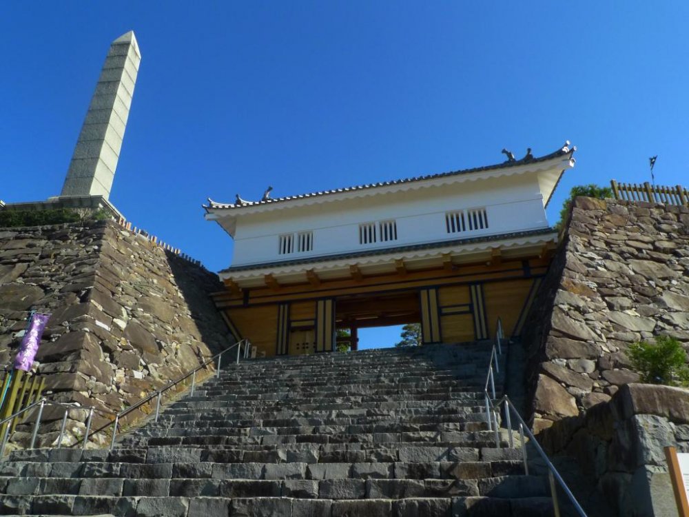 Những bậc thang dẫn đến pháo đài Honmaru