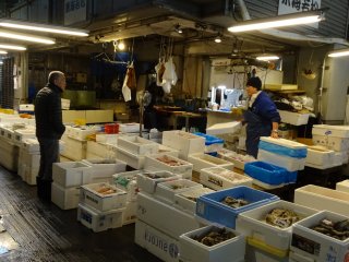 ภายในตลาดปลาของตลาดโอตะ มีอาหารทะเลสดใหม่ให้เลือกซื้อหามากมาย