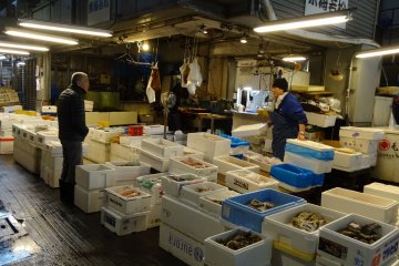ภายในตลาดปลาของตลาดโอตะ มีอาหารทะเลสดใหม่ให้เลือกซื้อหามากมาย