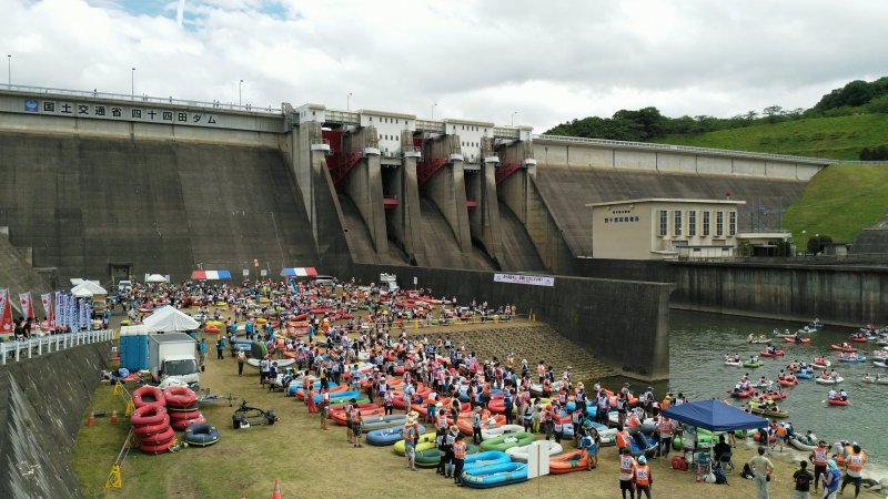 The ground at the Shijuushida Dam