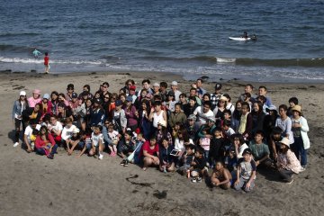 The pickers gather after lunch and doing lots of games on Tsukuihama Beach