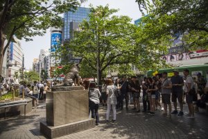 Crowds waiting to take selfies with Hachiko.
