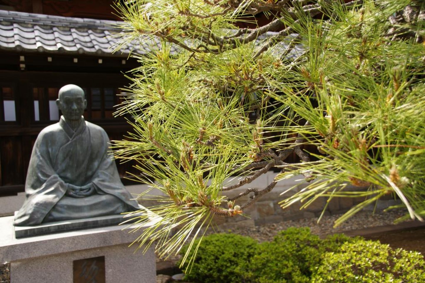 Sengakuji Temple offers a little bit of nature and serenity