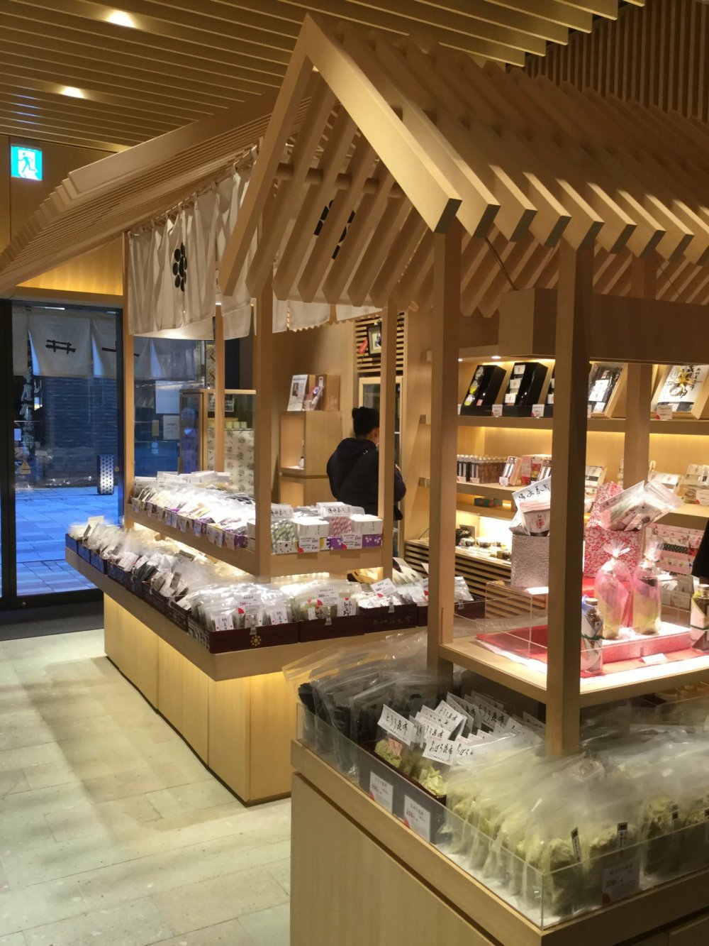 Lantai toko terbuat dari Shakudani, sejenis batu vulkanik yang ditemukan di Prefektur Fukui dan secara signifikan sangat penting untuk toko ini mengingat dulu mereka menukar batu ini dengan kombu di Hokkaido