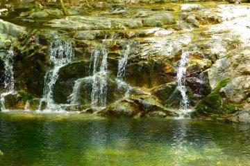 <p>Много небольших водопадов, расположенных вдоль реки</p>