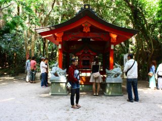 This small colourful shrine is quieter and more peaceful than the main building. The thick jungle surrounding it makes you feel as though you've briefly stepped into a different world.