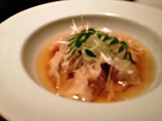 Bánh tôm mềm kết hợp các nền ẩm thực khác nhau trong một thực đơn ăn nhẹ Nhật Bản mang phong cách ẩm thực fusion tại quán cafe Iyemon