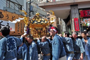 That mikoshi looks particularly heavy