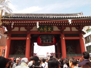 The famed Kaminarimon (Thunder Gate) and the Shinto gods, Fūjin (Wind God) and Raijin (Thunder God), displayed at the front. A popular tourist photo-taking spot.