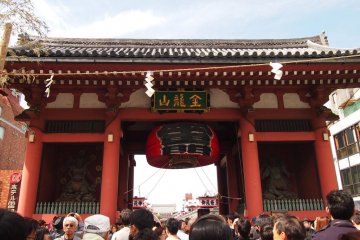 <p>The famed Kaminarimon (Thunder Gate) and the Shinto gods, Fūjin (Wind God) and Raijin (Thunder God), displayed at the front. A popular tourist photo-taking spot.</p>