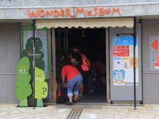 Phí vào cửa Bảo tàng Wonder là  ¥200 cho người lớn và ¥100 cho trẻ em 