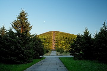 One of the long stairs leading up to the lookout over Mount Moere