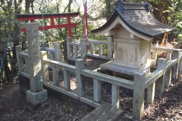 A little shrine you'll find on the way up