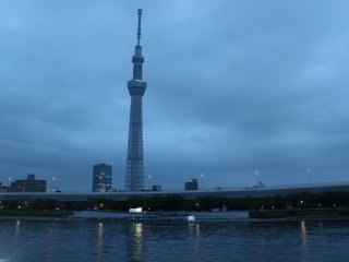 Visitors who got good seats on the east bank of the river were able to see Tokyo Skytree and the lights together on the river later clearly. Prime photo-taking spot!