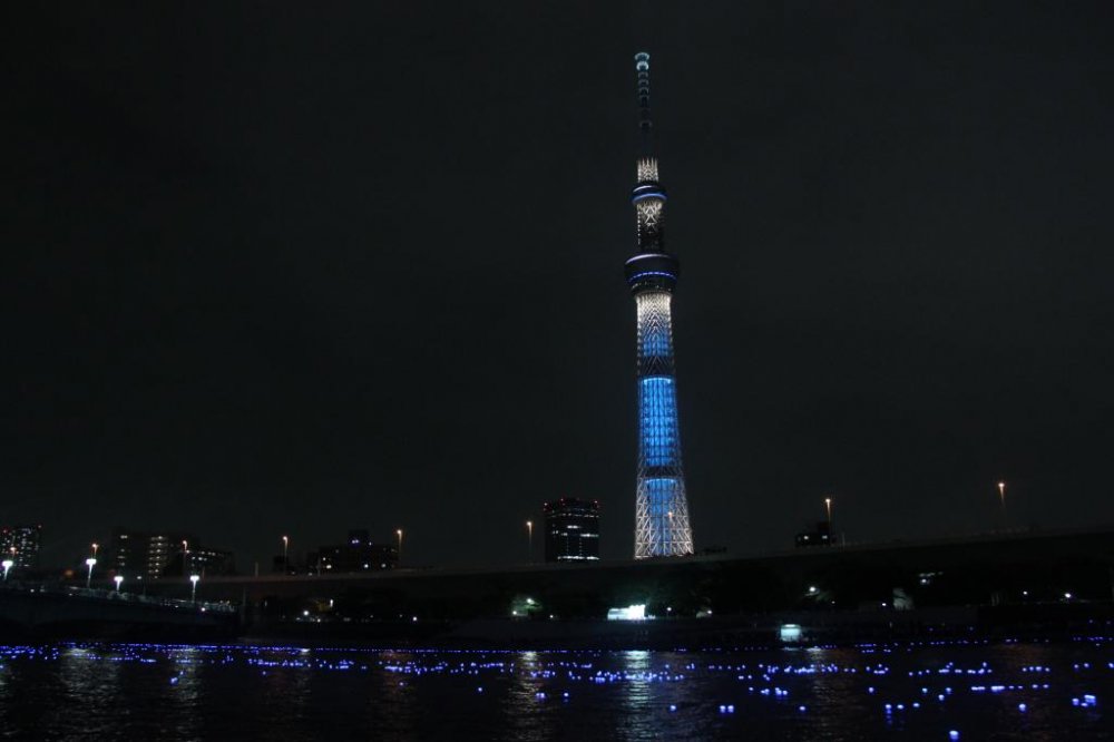 Chuỗi sự kiện diễn ra cùng lúc: thả đèn, thắp sáng Tokyo Skytree và âm nhạc được chơi trên nền "Bản giao hưởng Ánh sáng".