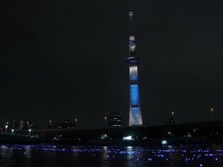 Chuỗi sự kiện diễn ra cùng lúc: thả đèn, thắp sáng Tokyo Skytree và âm nhạc được chơi trên nền "Bản giao hưởng Ánh sáng".