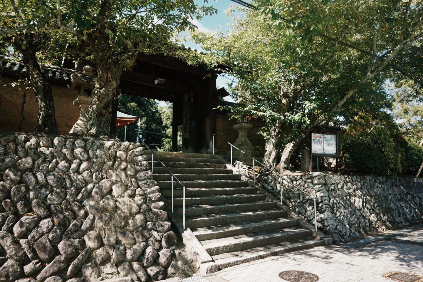The entrance to Jisonin Temple