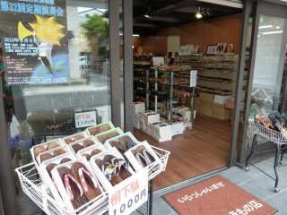 Cửa hàng bán guốc gỗ geta và giày Nhật Bản truyền thống đầy duyên dáng