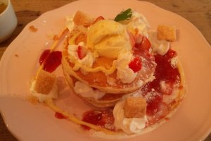 딸기 팬케이크-* 위에 바닐라 아이스크림이 올려져나와요^.^