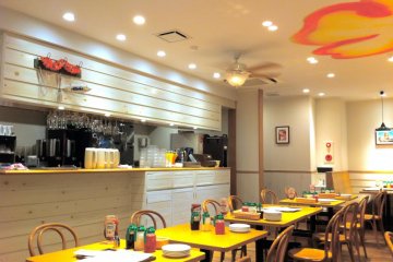 에노시마 섬 바로 앞에 위치한 신선하고 밝고 통풍이 잘 되는 식당에 앉아 알로하 정신을 느껴보십시오