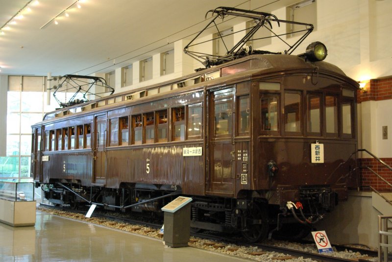 The elegant wooden No.5 Electric Train
