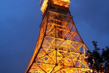雨夜中的东京铁塔