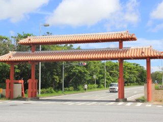 Tidak ada orang yang tidak bisa melihat pintu masuk ke Stadion Atletik Okinawa; lihatlah saja torii yang ditutupi dengan genting-genting merah Ryukyu yang ada di Jalan Teluk Awake (Rute 227) di Kota Okinawa