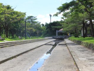 Con đường tạo nên bởi một dòng nước liên tục đã được đưa vào công viên