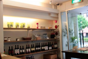 오리엔탈 레시피 카페는 중국식 차와 유기농 와인과 커피를 제공한다.