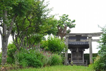 <p>An small shrine on&nbsp;the way to Kumano Shrine.</p>
