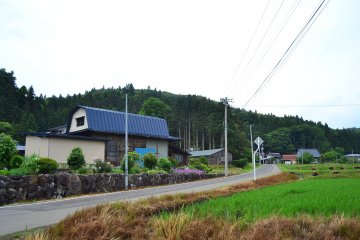 <p>The beautiful country scenery of Towa-cho&nbsp;surrounds the road to the shrine.</p>