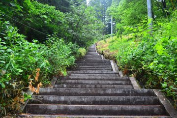 <p>Long steps that lead up to the main entrance of Kumano Shrine. Access is also possible by car.</p>