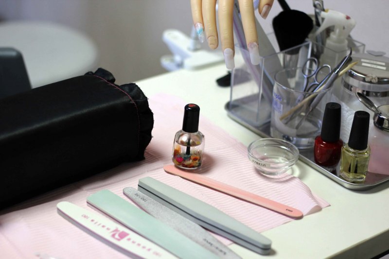 The Elementary Level Course (160,000 yen) covers the essentials of proper nail care and manicure techniques. Nailists are to bring their own supplies.