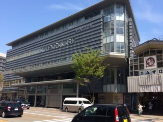 The playground for kids is a part of Omicho community center "Koryu Plaza". The community center is located in this building, Omicho Ichiba-kan.