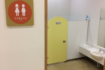 Здесь даже есть туалеты для детей!