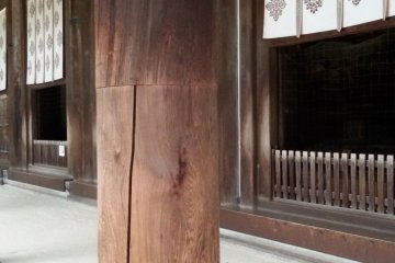 以「木榫对接法」，把古木与新木接合起来的唐招提寺金堂立柱