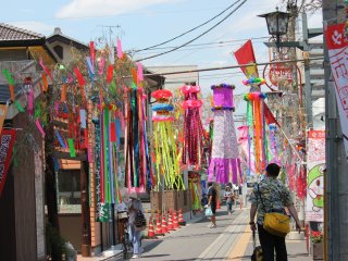 Hanya pada saat Tanabata Matsuri, area ini didekorasi dengan pita-pita besar.