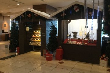 Hilton wishes to bring the traditional German Christmas Market right in its lobby. Each small booth has Christmas items that you can purchase. 