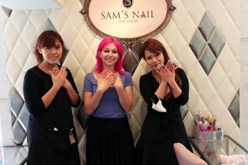 Here I am posing with two of the nailists, Ayumi and Yoshie,  showing off our nail art.