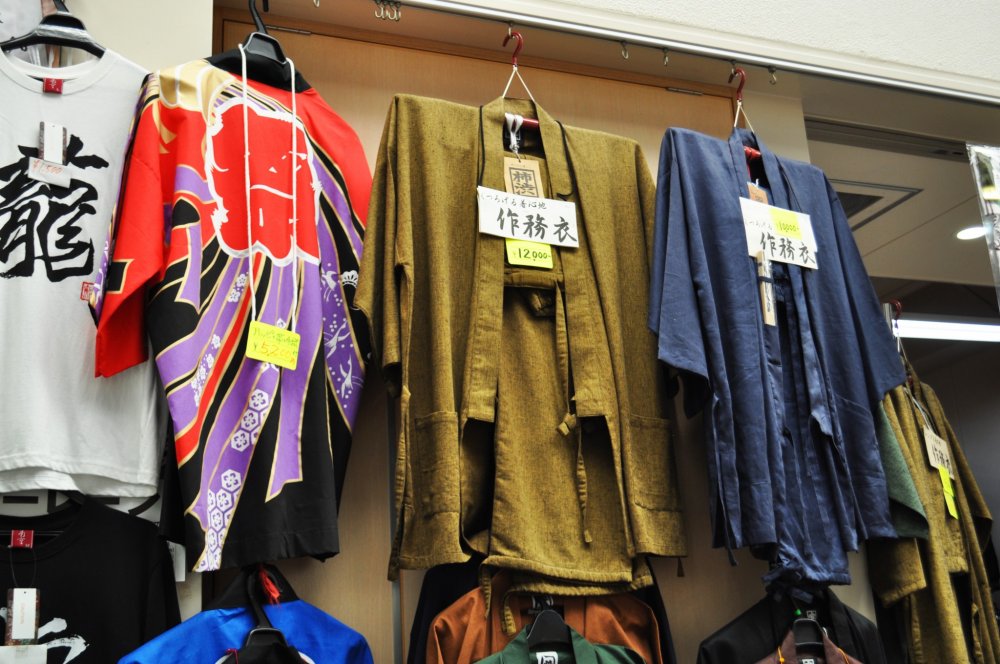 Banyak toko yang menjual pakaian dan alas kaki tradisional Jepang