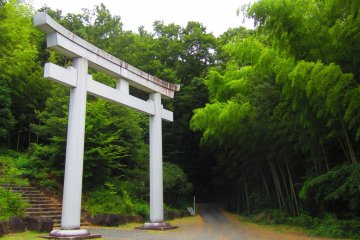 Japan's largest stone Torii, courtesy of local quarries