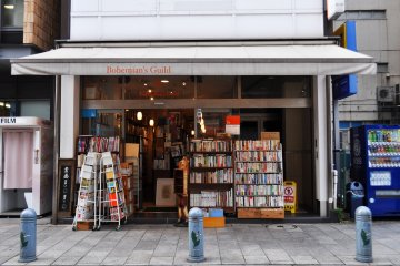 <p>ร้านนี้เป็นที่ที่ดีที่สุดสำหรับคนชอบหนังสือเกี่ยวกับงานศิลป์</p>