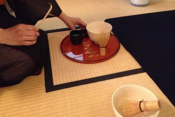 <p>ถ้วยชาอันมีลวดลายที่สวยงาม และแปรงชงชา เป็นสิ่งที่สำคัญมาก ในพิธีชงชาของญี่ปุ่น</p>