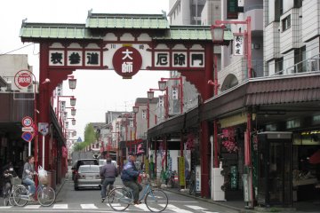 Вход на торговую улицу Кавасаки-Дайши