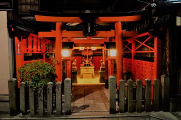 ศาลเจ้าทัตซึตมิ จินจา (Tatsumi Jinja) ซึ่งเป็นที่สิงสถิตย์ของเทพเจ้าแห่งกิออน