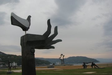 Скульптуры в парке на набережной