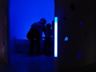 แสงสีภายในพิพิธภัณฑ์ RiSuPia ให้บรรยากาศที่เป็นวิทยาศาสตร์