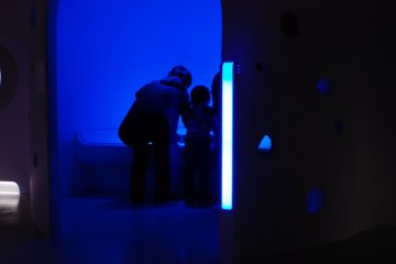 แสงสีภายในพิพิธภัณฑ์ RiSuPia ให้บรรยากาศที่เป็นวิทยาศาสตร์